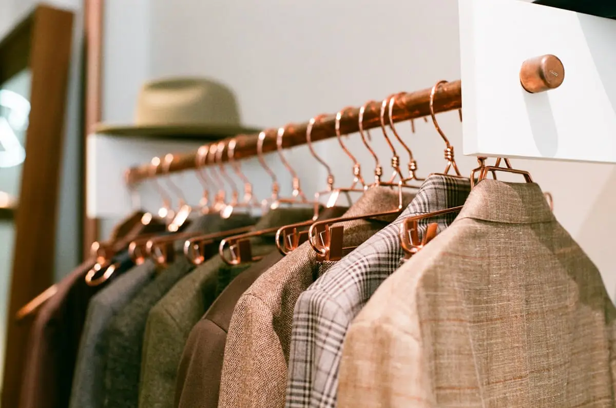 Moderni Musta – Ivorysolenatelier